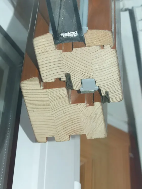 Coupe d'un profilé de fenêtre en bois avec double vitrage isolant